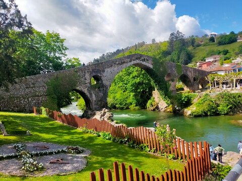 puente medieval de Cangas de On&iacute;s o puent&oacute;n,  Cangas de On&iacute;s, Asturias (Espa&ntilde;a)