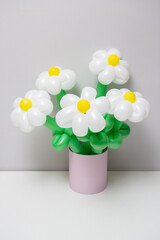 bouquet of white daisies from balloons