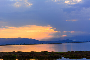 Hermoso atardecer en el Mirador de la tancada en el delta del ebro