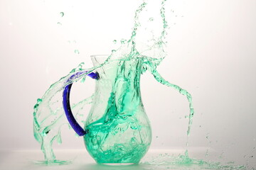 grüne Wasserexplosion in Glaskrug