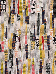 Recorte de revista abstrato cortado. Tiras de letras de revistas e jornais. Publicidade, comércio, letras. Fundo papel colorido.