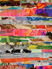 Recorte de revista abstrato cortado. Tiras de letras de revistas e jornais. Publicidade, comércio, letras. Fundo papel colorido.