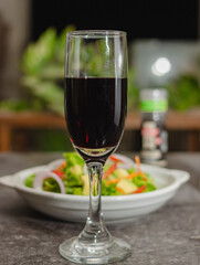 Ensalada fresca natural con limón y vino