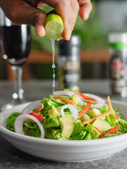 Ensalada fresca natural con limón