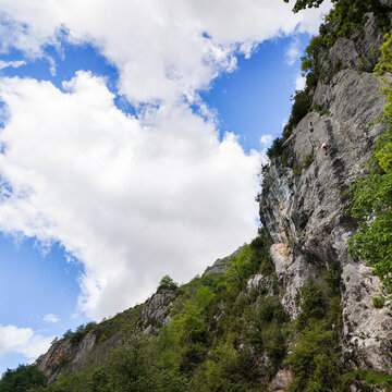 Paroi rocheuse et montagne