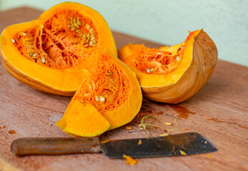 pedaços de abóbora com sementes sobre uma bancada