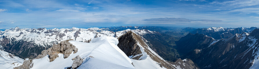 Panorama Allgäuer Hochalpen im Frühjahr mit Schnee und Blick nach Oberstdorf und ins Alpenvorland