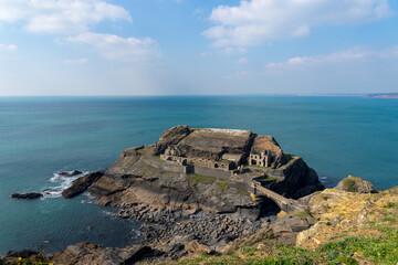 Le Fort des Capucins, perché sur son îlot escarpé, contemple l'horizon infini de la mer d'Iroise. Gardien silencieux de l'histoire bretonne, il trône majestueusement sur la presqu'île de Crozon.
