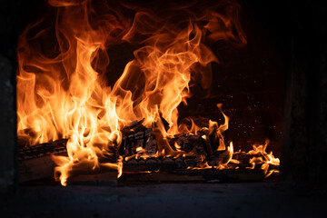Naklejka premium Fire and burn coals in stone oven. Oven made of bricks and clay.