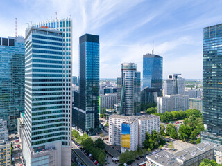 Warszawa, piękna panorama miasta. Widok z drona. Niebieskie niebo i delikatne chmury.  © hunter76