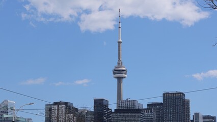 Naklejka premium CN Tower Toronto view from Kensington market - TORONTO, CANADA - APRIL 15, 2024