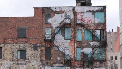 Obraz premium Old house facade with painted brick walls in Hamilton - HAMILTON, CANADA - APRIL 13, 2024