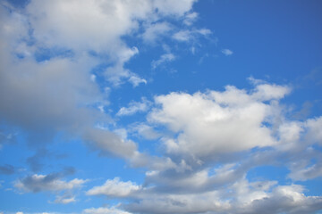 Obraz premium White clouds and blue sky 