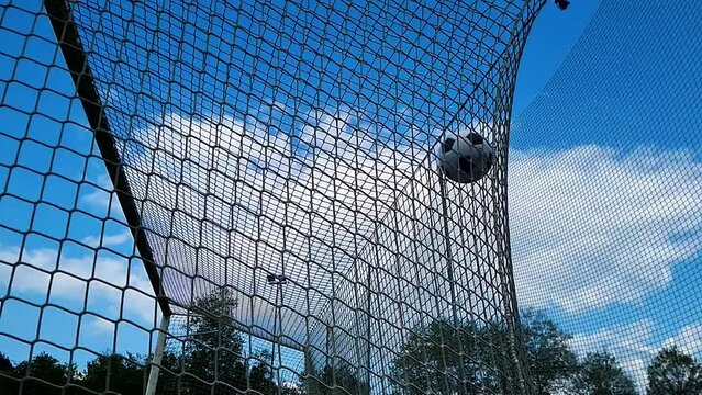 Ball im  Tor 