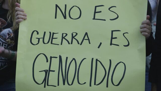 Demonstration in support of Palestine with a sign in Spanish that says: it is not a war, it is a genocide
