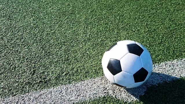 Fu&szlig;ball auf dem Mittelpunkt 