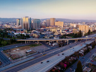 Obraz premium Downtown oakland and interstate 880 freeway at sunset, California, United States of America.