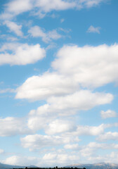 Naklejka premium Expansive Sky Over Mountainous Horizon