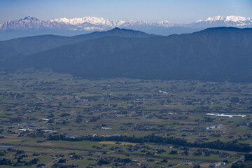 Fototapeta premium 立山連峰と砺波平野散居村