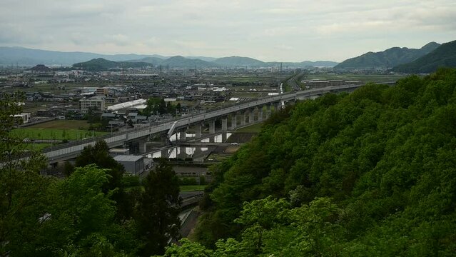 北陸自動車道と立体交差する北陸新幹線W7系 （北陸新幹線 福井 - 越前たけふ, 2024年4月）