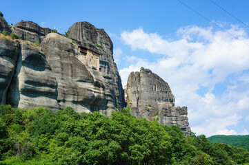 青空のそびえたつ月日をかけてできた奇岩たち