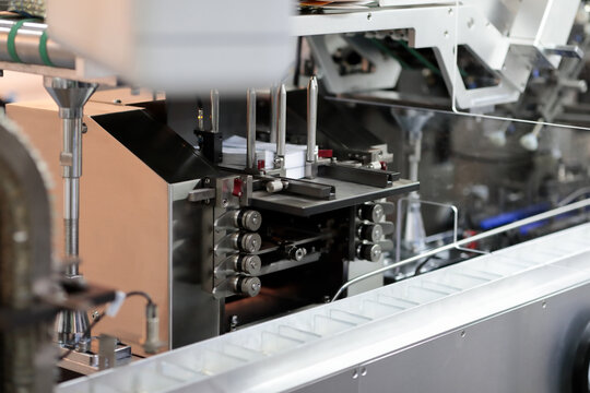 automatic tablet carton packaging machine closeup