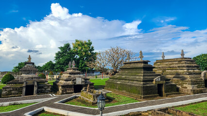 Fototapeta na wymiar Tomb of Sultan Hasanuddin. Sultan Hasanuddin was the 16th King of Gowa and was famous for his bravery against Dutch colonialism in South Sulawesi.