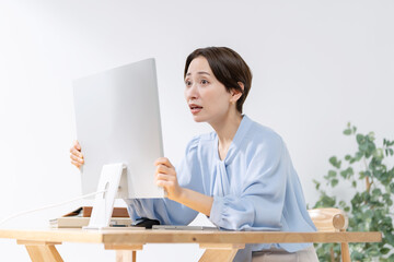 パソコン仕事で怒る女性 - obrazy, fototapety, plakaty
