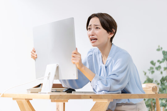 パソコン仕事で怒る女性