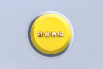 黄色いボタンでSTOPが英語ブロックの素材