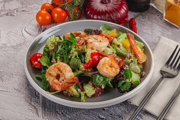 Salad with prawn and quinoa