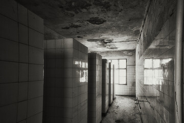 Toilette - WC - Badraum - Abandoned - Lostplace - Verlassener Ort - Beatiful Decay - Verlassener Ort - Urbex / Urbexing - Lost Place - Artwork - Creepy	