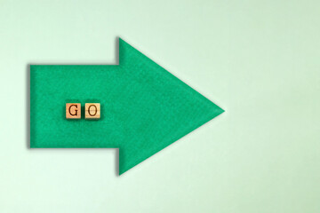 GOのアルファベットブロックが並ぶ右を指す緑色のマスキングテープの立体的な大きな矢印