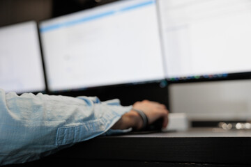 vista in primo piano del braccio destro di un giovane uomo adulto italiano mentre lavora al computer, in ufficio