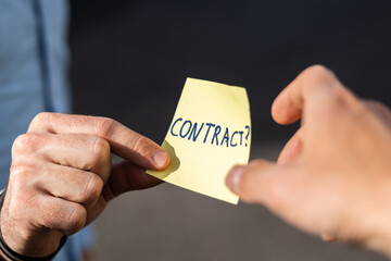 concetto di: cercare un lavoro o essere alla ricerca di un contratto. primo piano sulle mani di due...