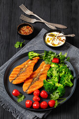 grilled salmon steaks with broccoli and tomatoes