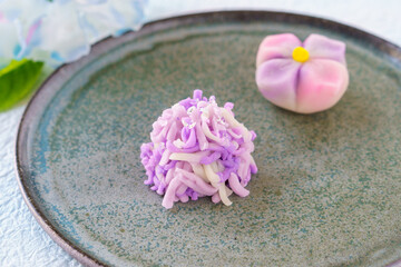 お皿の上の二つの和菓子「紫陽花」「四葩（よひら）」