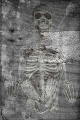 empreinte d'un squelette humain sur un vieux mur
