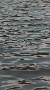 Peque&ntilde;as olas en el agua con reflejos.
