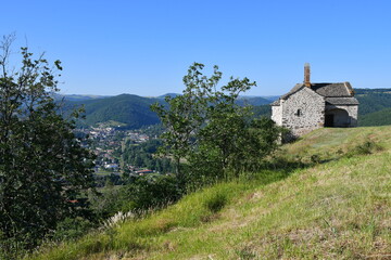 La chapelle Sainte Madeleine dominant la vall&eacute;e avec en contre bas le village de Massiac dans le Cantal par une belle journ&eacute;e d'&eacute;t&eacute;
