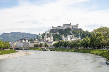 Fototapeta premium Blick auf die Altstadt vom Müllnersteg in Salzburg