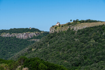 le 2 chapelles de st Madeleine et st Victor face à face sur les éperons rocheux dominant la vallée de Massiac dans le Cantal - obrazy, fototapety, plakaty