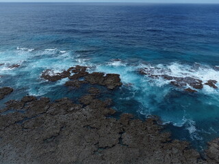 奄美、サンゴ礁に打ち寄せる波