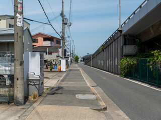 市街地を通る高架道と側道の風景