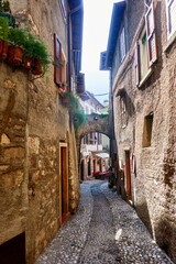 Fototapeta premium Cobblestone alley in a picturesque italian village