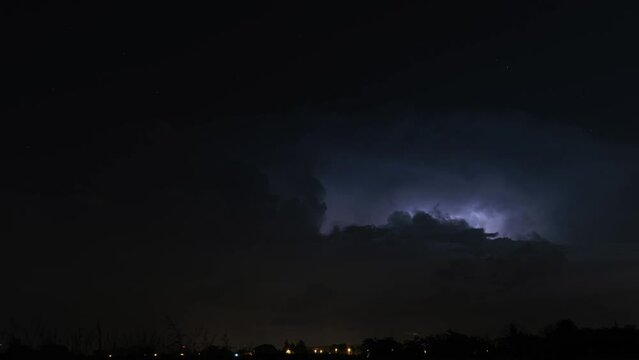 timelapse, con visuale da un ambiente naturale, di un intenso temporale notturno in passaggio sopra il nord est Italia