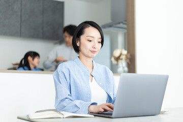 自宅で仕事をする女性