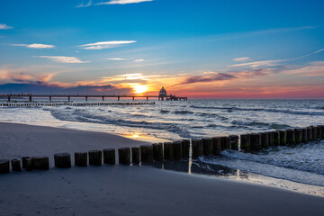 Zum Sonnenuntergang am Strand von Zingst an der Ostsee.