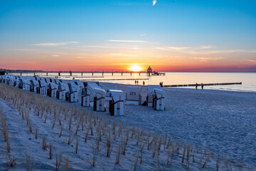 Obraz premium Zum Sonnenuntergang am Strand von Zingst an der Ostsee.