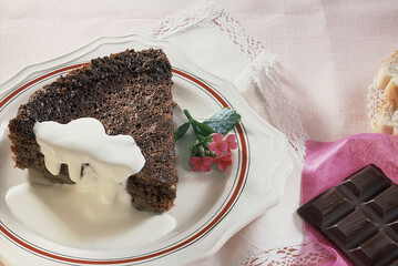 Piece piece and chocolate tablet with liquid cream